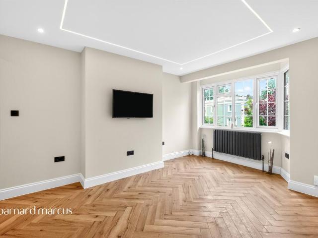 Flat for sale in Crystal Palace, Greater London