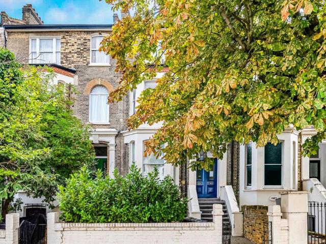 Flat for sale in Finsbury Park, Greater London