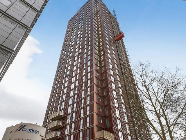 Flat for sale in Canary Wharf, Greater London