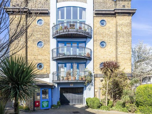 Flat for sale in London Borough of Ealing, Greater London