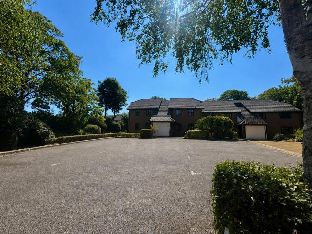 Flat for sale in Hart, Hampshire