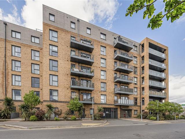 Flat for sale in New Malden, Greater London