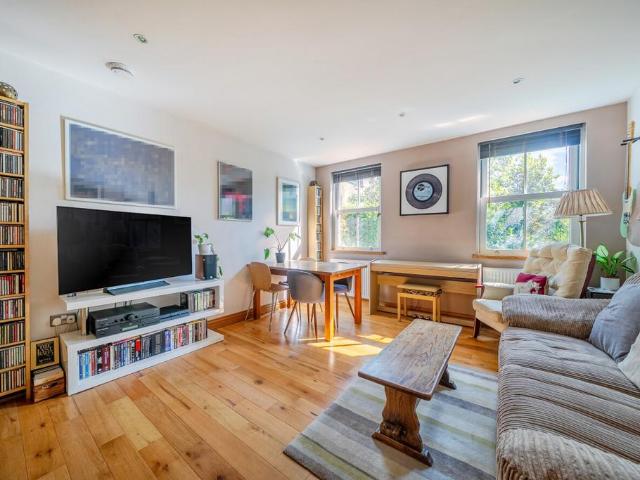 Flat for sale in West Norwood, Greater London