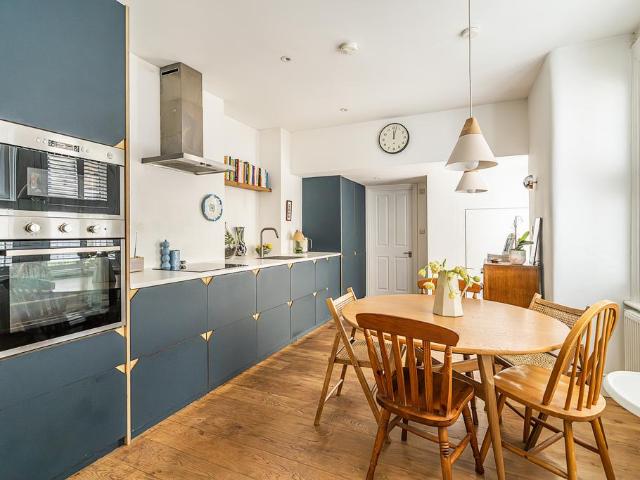 Flat for sale in Summerstown, Greater London