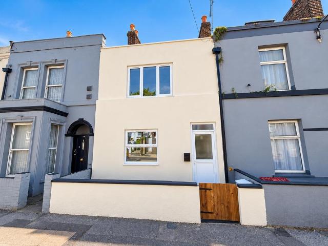 Flat for sale in Luton, Chatham
