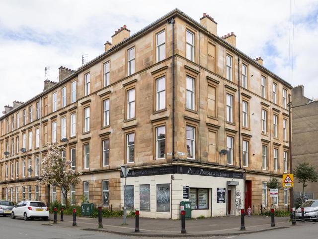 Flat for sale in Crosshill, Scotland