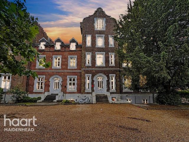 Flat for sale in Slough
