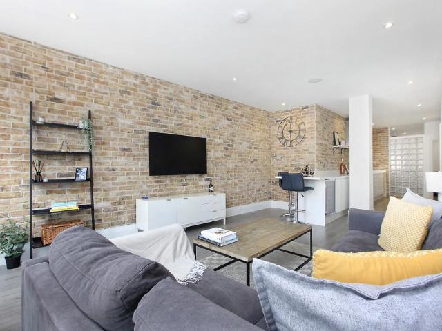 Flat for sale in London Borough of Wandsworth, Greater London