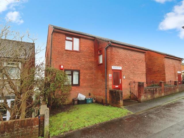 Flat for sale in Feckenham, City Of Bristol