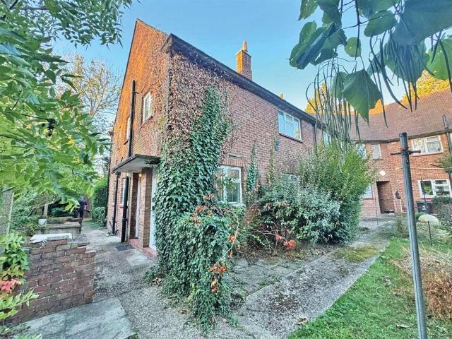Flat for sale in Hythe End, Wraysbury