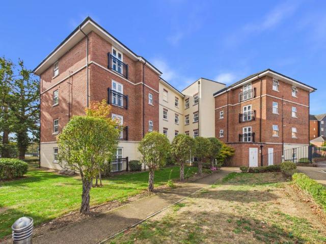 Flat for sale in Farnborough, Rushmoor
