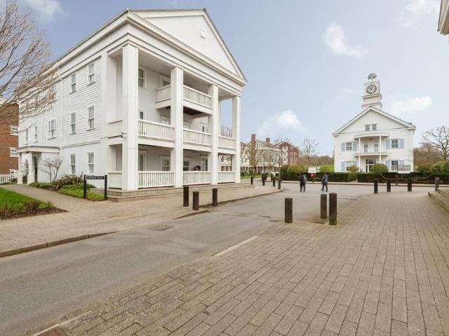 Flat for sale in Worcester Park, Greater London