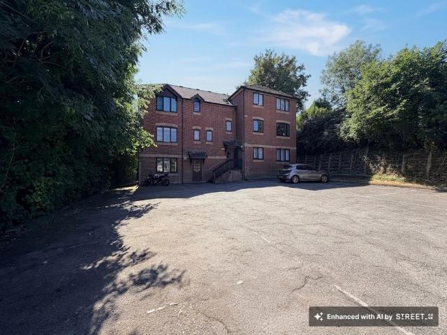 Flat for sale in Botany Bay, Southampton