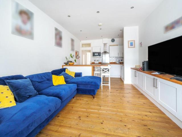 Flat for sale in Red Hill, Greater London