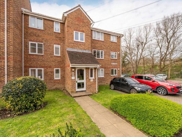 Flat for sale in Old Malden, Greater London