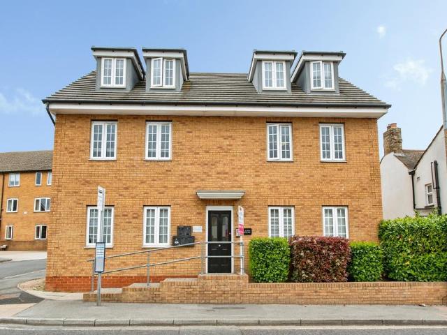 Flat for sale in Aveley, Essex