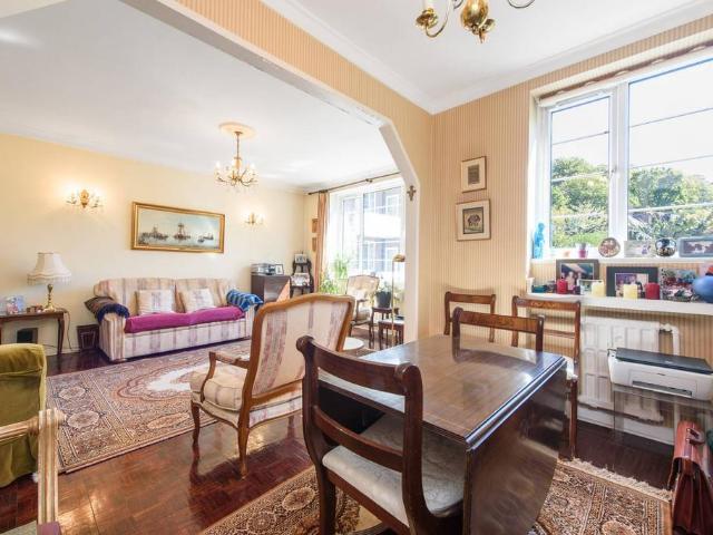 Flat for sale in Golders Green, Greater London
