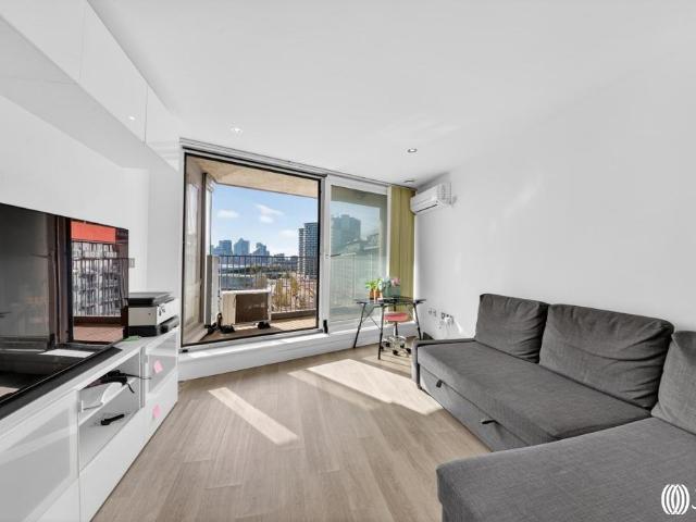 Flat for sale in Canning Town, Greater London