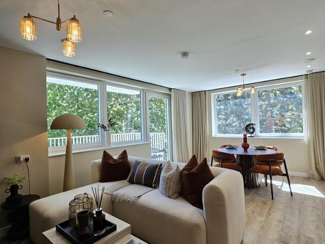 Flat for sale in Surbiton, Greater London