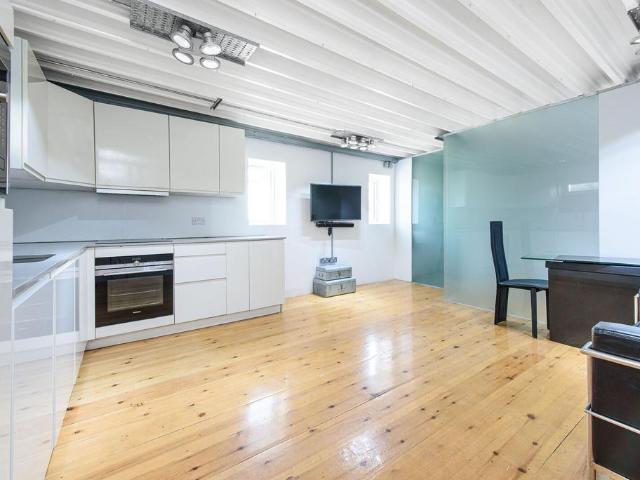 Flat for sale in The Hale, Mill Hill