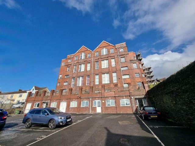 Flat for sale in Nangreaves, Wales