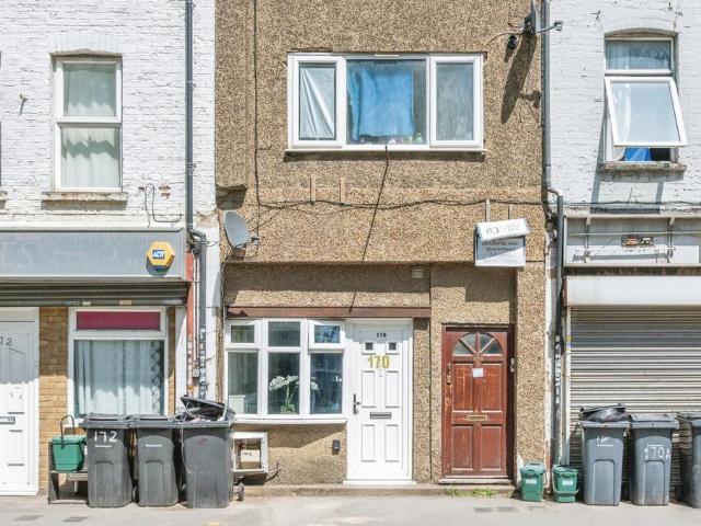 Flat for sale in Tilbury, Essex