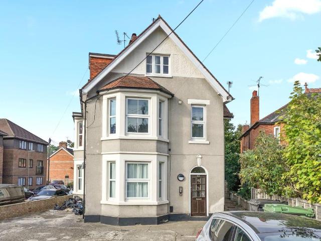 Flat for sale in Heol-las, Surrey