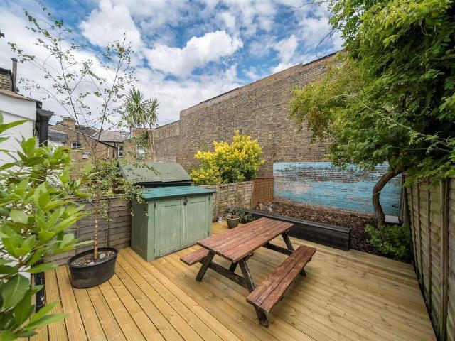 Flat for sale in Dollis Hill, Greater London