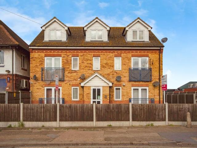 Flat for sale in Tilbury, Essex