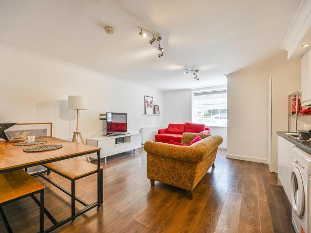 Flat for sale in Walthamstow Village, Greater London