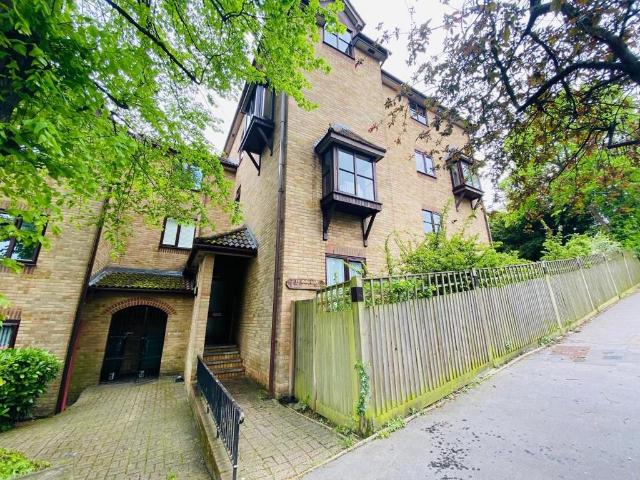 Flat for sale in London Borough of Croydon, South Norwood