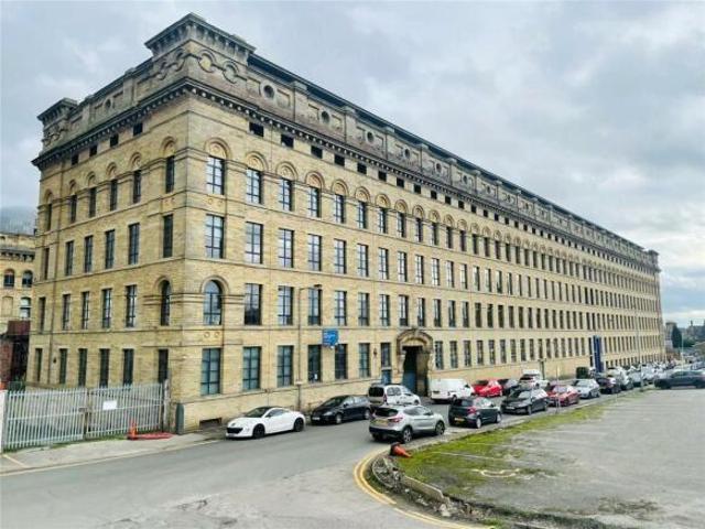 Flat for sale in West Yorkshire