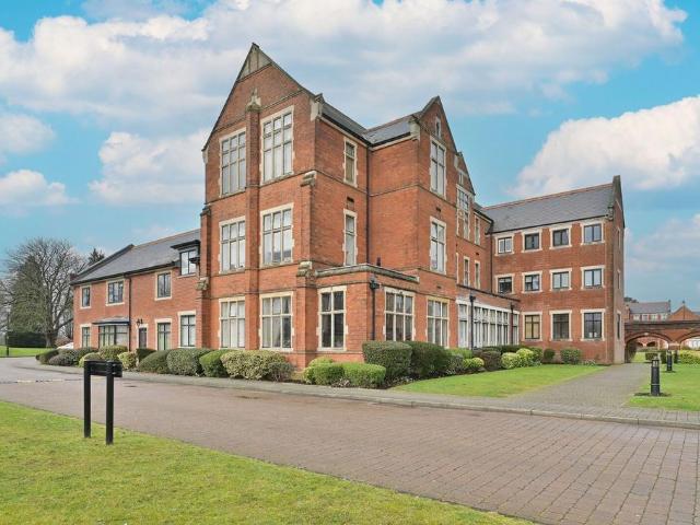 Flat for sale in Connaught Park, Bushey