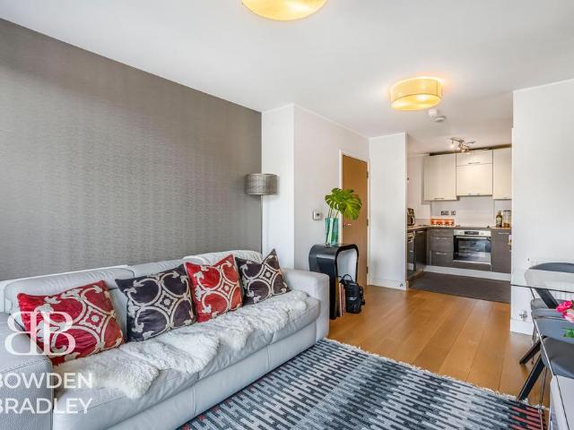 Flat for sale in Waterside Park, Silvertown