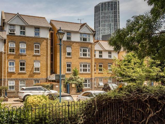 Flat for sale in Old Ford, Bow
