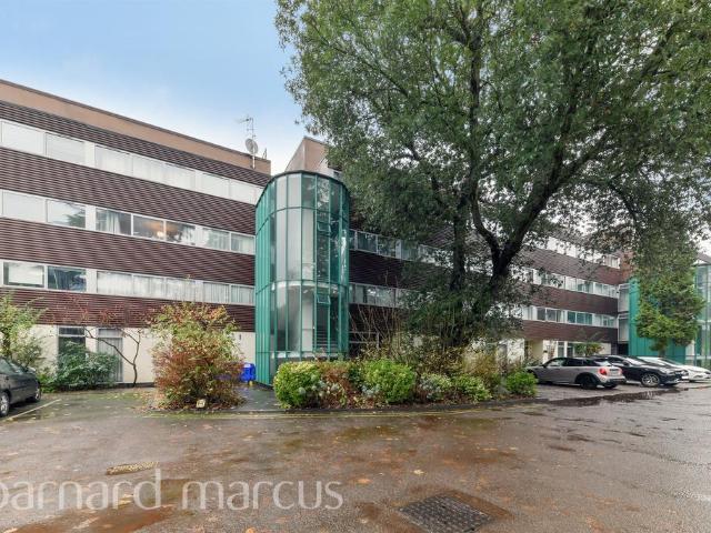 Flat for sale in Southfields, Greater London