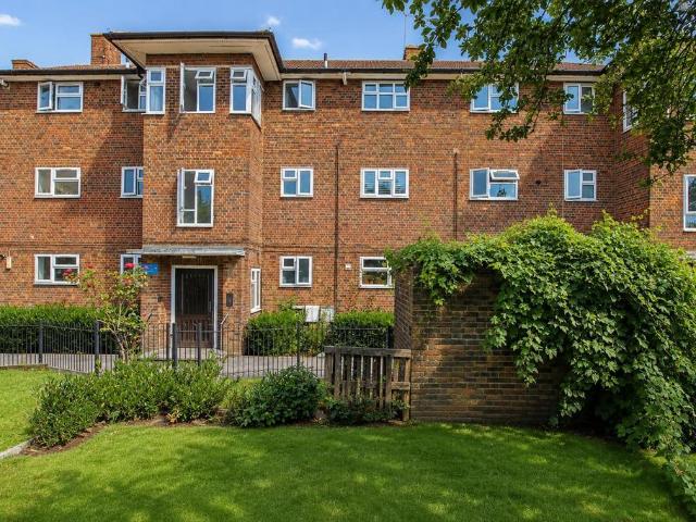 Flat for sale in Elstree and Borehamwood, Borehamwood