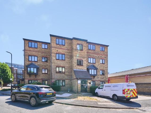Flat for sale in Leytonstone, Greater London