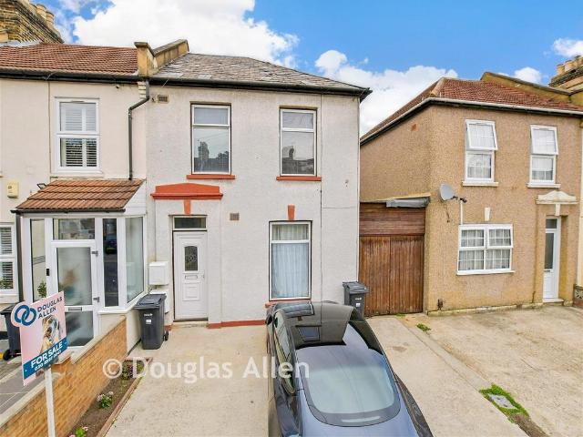 Flat for sale in Loxford, Seven Kings