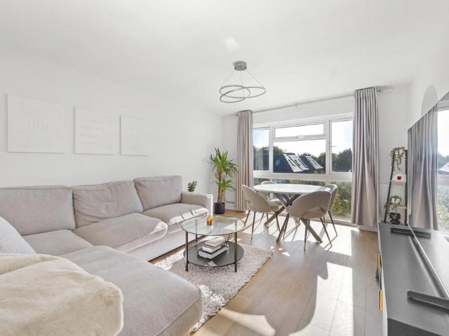Flat for sale in High Barnet, Greater London