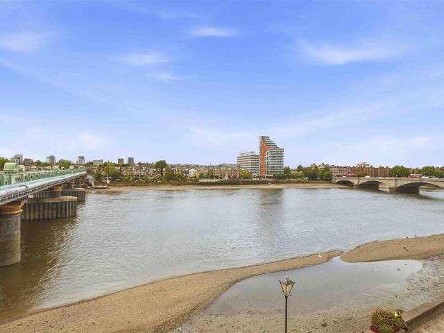 Flat for sale in Fulham, Greater London