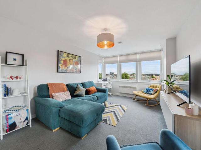 Flat for sale in Langside, Scotland