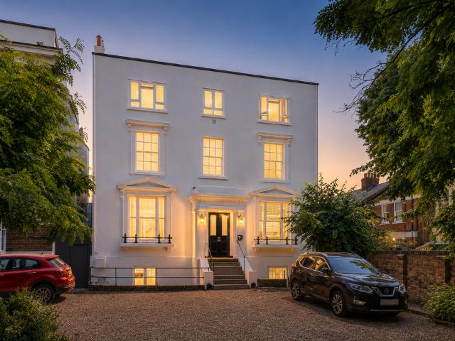Flat for sale in Clapham, Greater London