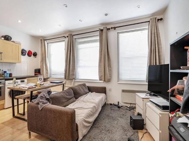 Flat for sale in Clapham Junction, Greater London