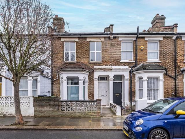 Flat for sale in College Park, Greater London