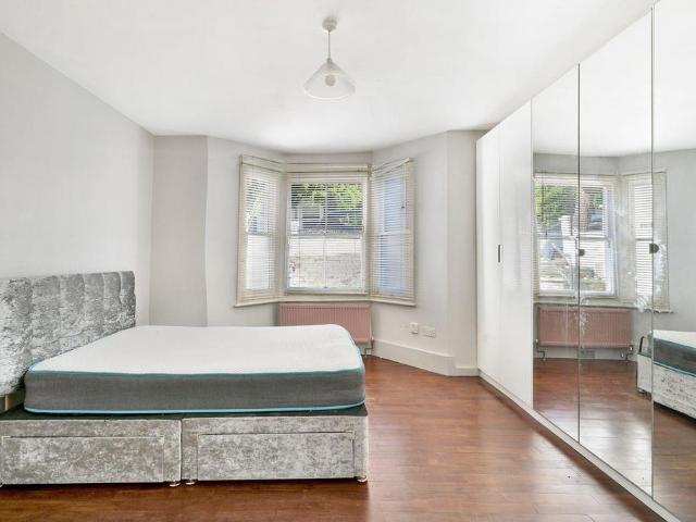 Flat for sale in London Borough of Islington, Greater London