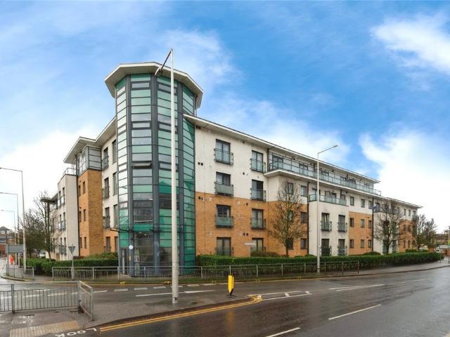 Flat for sale in Badgers Dene, Grays