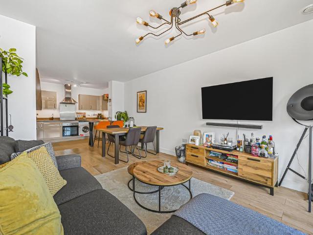 Flat for sale in Limehouse, Greater London