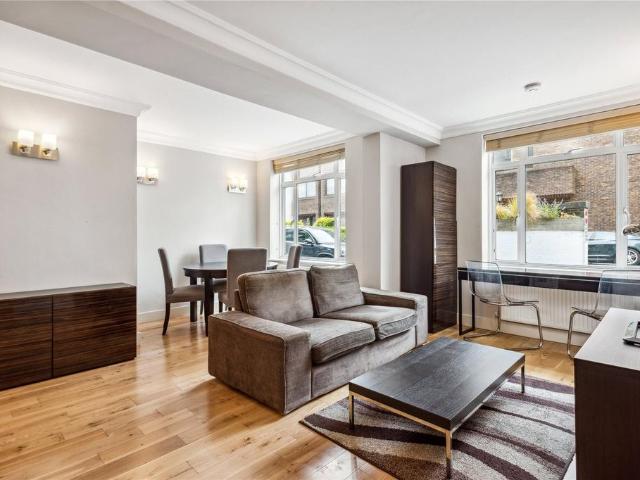 Flat for sale in South Kensington, Greater London