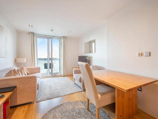 Flat for sale in Isle Of Dogs, Greater London
